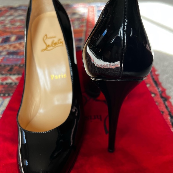 Christian Louboutin - Picture 7 of 8